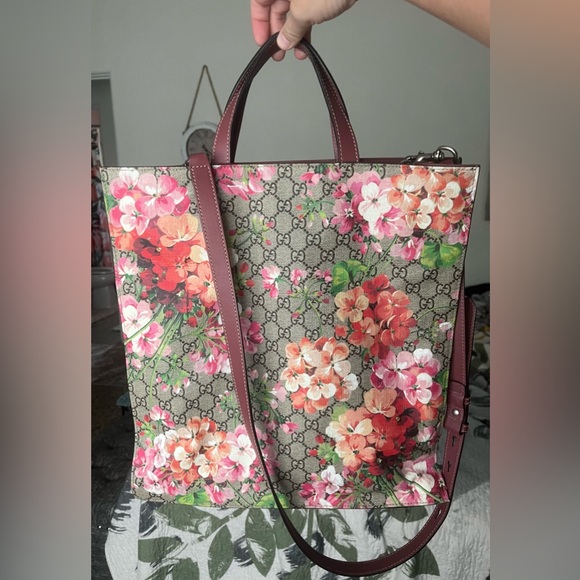 GUCCI Double G Momogram
Blooms Supreme Pink Floral Canvas
Tote Handbag - Picture 2 of 5
